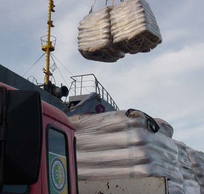 Embarque de açúcar em Paranaguá: atualmente carrega-se dois ou três navios ao mesmo tempo para atender à demanda | Divulgação/APPA
