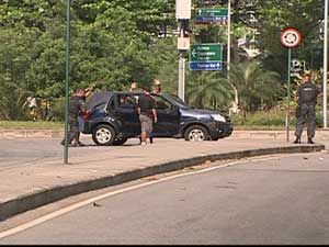 Polícia faz buscas na região por criminosos | Reprodução/TV Globo