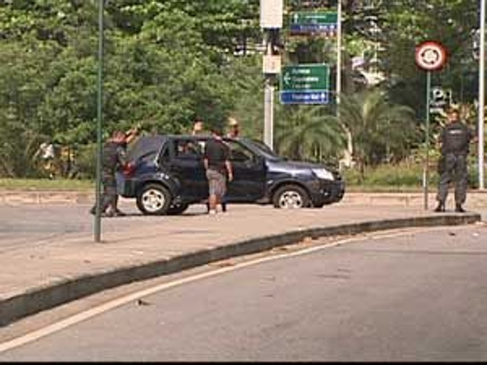 Polícia faz buscas na região por criminosos | Reprodução/TV Globo