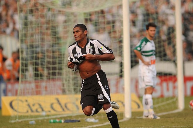 Ygor comemora o primeiro gol do Figueirense, quando subiu e aproveitou cobrança de escanteio de Maicon | Flávio Neves / Diário Catarinense