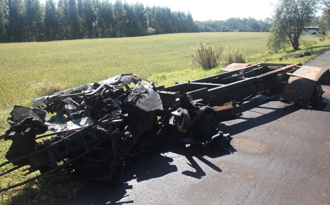 O caminhão guincho pegou fogo e ficou completamente destruído | 