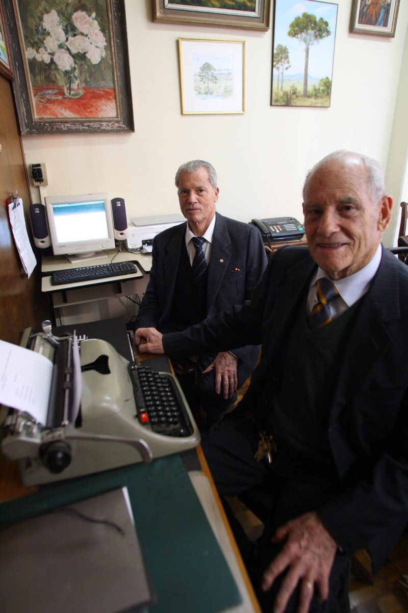 Os irmãos advogados Diogo e Antônio Lucchesi: máquina de escrever de 50 anos de trabalho divide espaço com o computador | Priscila Forone/ Gazeta do Povo