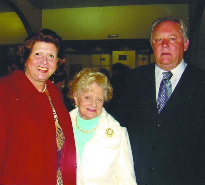 QUEIJOS E VINHOS: A Sociedade Thalia promoveu, no início do mês, sua 39ª Noite de Queijos e Vinhos, em noite alegre e animada que contou com a presença de muitos associados e convidados. Na ocasião, a jornalista foi recebida pelo presidente Vilmar Anildo Schultz e sua esposa, Maria Helena |