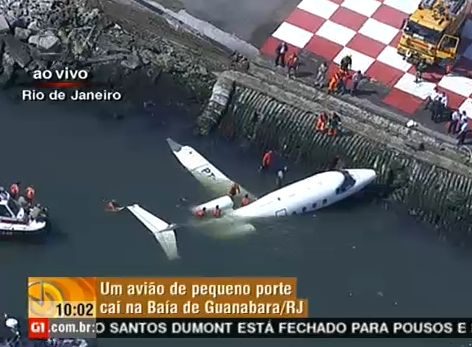 Bombeiros preparam a retirada da aeronave | Reprodução/GloboNews