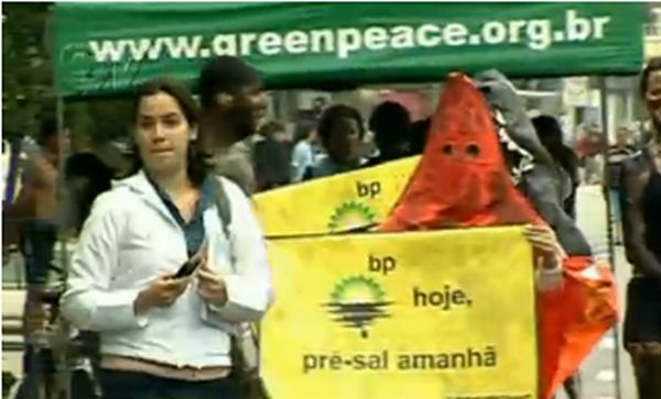 Manifestantes seguram cartazes contra a exploração da camada pré-sal | Reprodução / Globo News