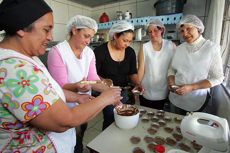Voluntárias do Projeto Catavento, que auxilia crianças vítimas de trabalho infantil. Repasse internacional caiu pela metade | Antonio More/Gazeta do Povo