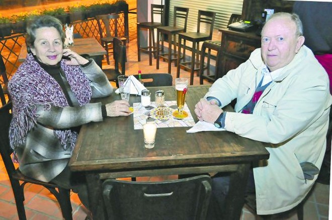 Novo espaço do casal de empresários Gustavo Haas e Elsie Gonzales, o Gonzáles y Garcia abriu as portas no centro de Curitiba, focado na gastronomia espanhola. A casa, que tem como sócios Marcelo Santana e Vanessa Garcia, oferece tapas e petiscos espanhóis, em ambiente decorado como um típico bar daquele país. Entre os clientes que aprovaram o novo espaço estavam Ariclê e Luiz Fernando Zagonel |