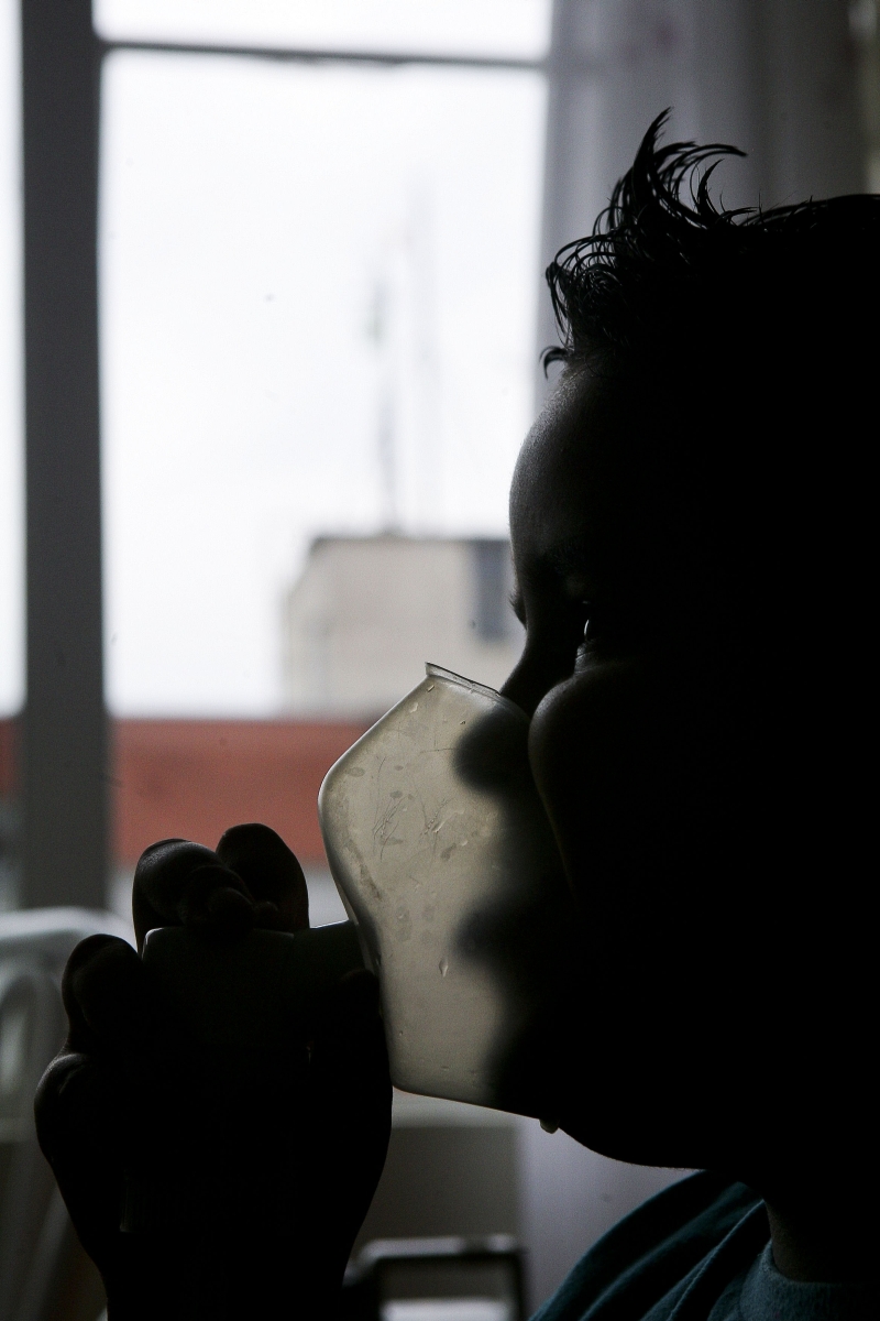 Paciente faz inalação: asma mata oito brasileiros por dia | Daniel Castellno/Gazeta do Povo