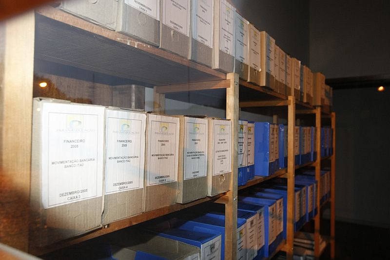 Acesso fácil: reportagem fotografou caixas de documentos com o logo da ParanáEducação, no barracão de onde sumiram os papéis | Daniel Castellano/Gazeta do Povo