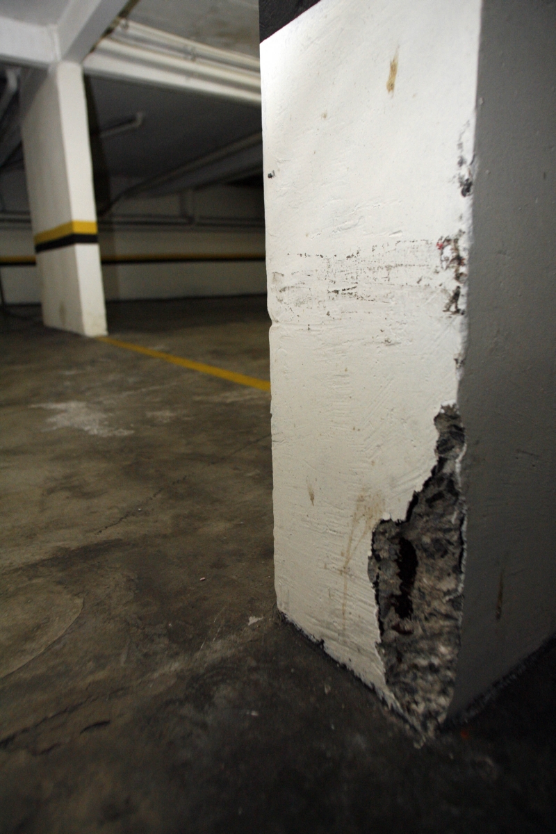 Viga na garagem de um prédio no Rebouças foi prejudicada pela umidade | Priscila Forone/Gazeta do Povo