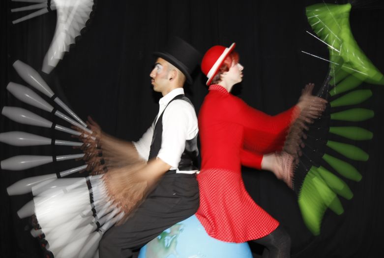 Camila Cequinel e Matias Donoso, malabaristas
da Companhia TripCirco | Marcelo Elias/Gazeta do Povo