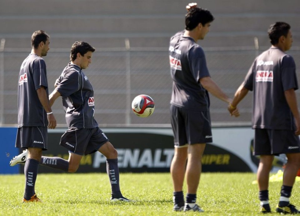 Pimpão e elenco fechado motivam o Paraná O atacante Rodrigo Pimpão (chutando a bola) treina com os companheiros antes do embarque para São Caetano do Sul | Jonatham Campos / Gazeta do Povo