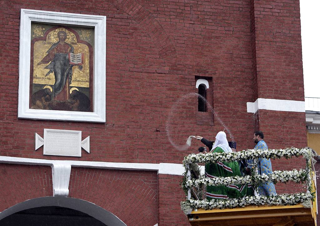 Patriarca russo da Igreja Ortodoxa abençoa o ícone entalhado no portão | AFP