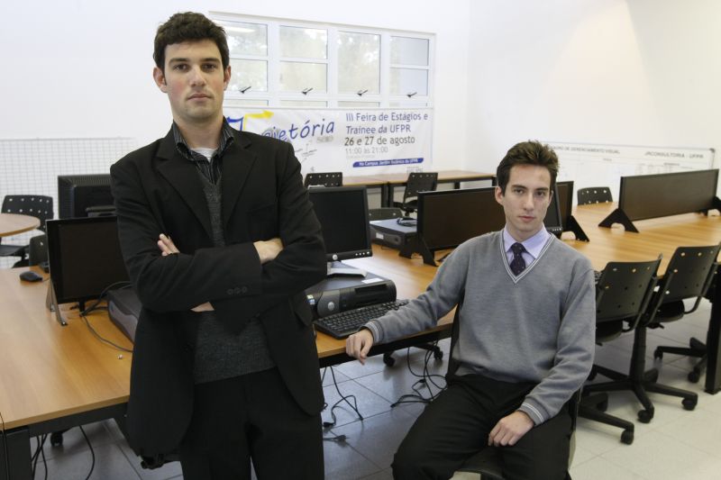 Alexandre e Luiz fizeram bons contatos na Feira de Estágios | Marcelo Elias/Gazeta do Povo