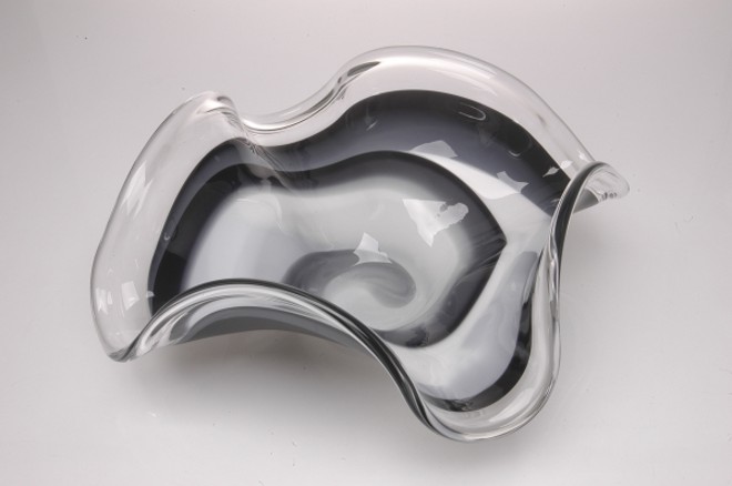 Centro de mesa Unic, da Cristais Cambé, segue o conceito de linhas sinuosas |