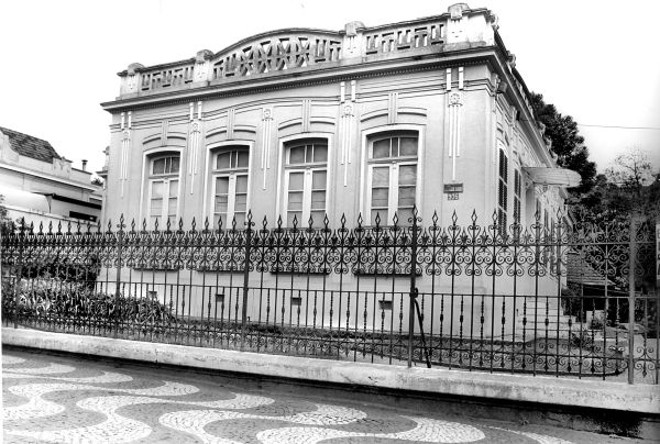 Casa construída para Vicente Machado, sendo posteriormente propriedade de Marins Camargo. Ela é uma das poucas construções antigas que restam na Rua Comendador Araújo |