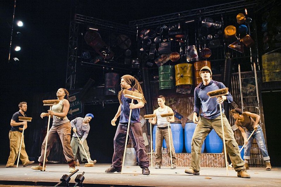 O Stomp conta com 30 profissionais, que se revezam nos espetáculos para não desgastar ninguém. São bailarinos, atores e músicos vindos de várias partes do mundo | Fotos Divulgação