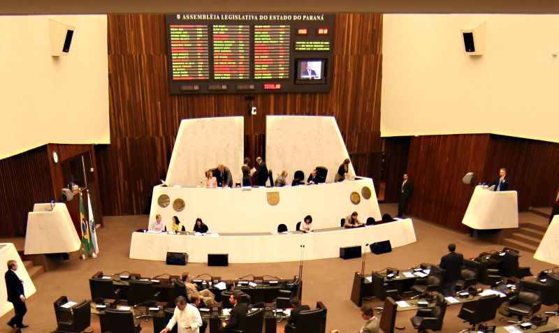 Plenário da Assembleia: relator da proposta, deputado Romanelli acatou o pedido da OAB-PR e da Apajufe para o projeto não fosse descaracterizado | Valterci Santos / Gazeta do Povo