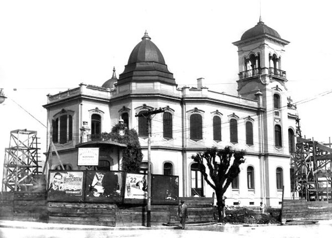 O palacete da família Weiss, na esquina da Comendador com a Visconde do Rio Branco, na época de sua demolição para dar lugar à Agência Ford. Hoje no lugar está para surgir mais um megaprédio. A foto é do dia 20 de agosto de 1947 |