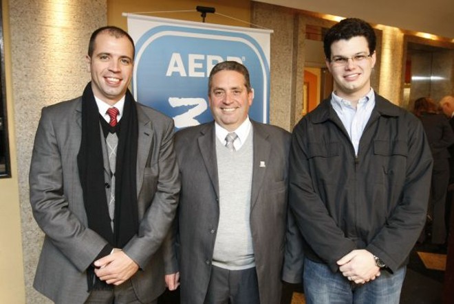 O vice-presidente da RPC, Mariano Lemanski (à esq.), com Cezar Telles e Daniel Pimentel Slaviero, respectivamente presidentes da Aerp e da Abert. O encontro foi no jantar pelos 35 anos da Associação das Emissoras de Radiodifusão do Paraná, no Restaurante Madalosso |