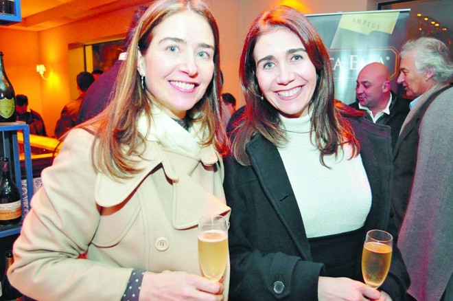 APRESENTAÇÃO DE VINHOS: A importadora Vinoteca Brasil, comandada por Luiz Fernando Jativa, apresentou os vinhos da chilena Santa Ema em concorrido evento no restaurante Vin Bistrô, na última segunda feira. Reunindo convidados e imprensa, o encontro contou com consultoria do enólogo chefe da vinícola, Andrés Sanhueza e do chef Hermes Custodio, que harmonizaram os pratos com a bebida. Entre as presentes, Cristina e Gisele Stumm (foto Priscilla Fiedler) |