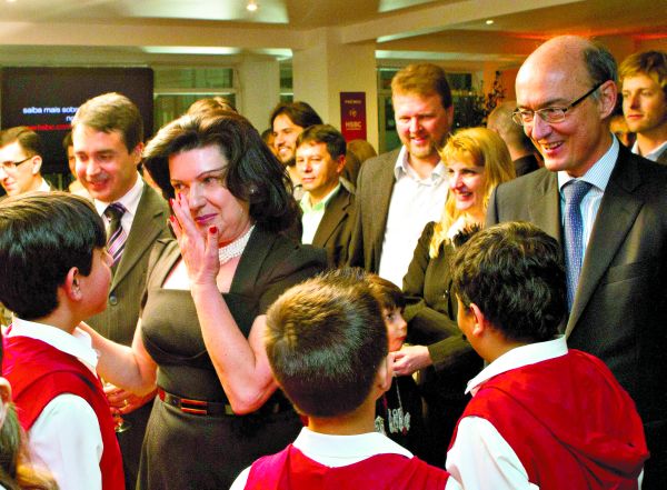 Marcia e Conrado Engel cumprimentam as crianças do coral infantil do HSBC após a apresentação aos convidados do lançamento do Prêmio Instituto HSBC Solidariedade Zilda Arns. O presidente do banco prestigiou o evento, realizado quinta-feira no Christmas Lounge | Silvio Aurichio