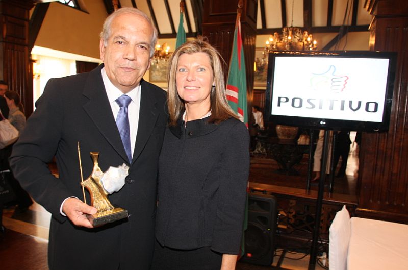 O presidente do Grupo Positivo, Oriovisto Guimarães, e a mulher, a professora Fany Schiffer Durães, no almoço promovido ontem no Graciosa Country Club pelo Movimento Pró-Paraná para a entrega do troféu Guerreiro do Paraná. Guimarães recebeu a homenagem pela contribuição do grupo à educação e à projeção nacional do estado | Jader da Rocha