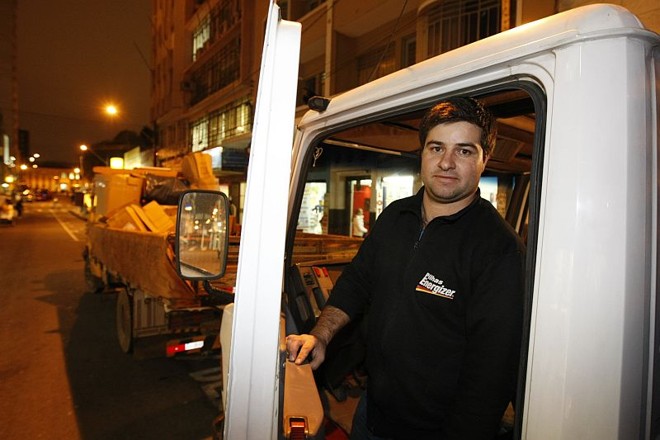 Cadê a vaga? - Na estrada, o motorista de caminhão Marcelo Donadelli não pode ver um carro com luz alta.