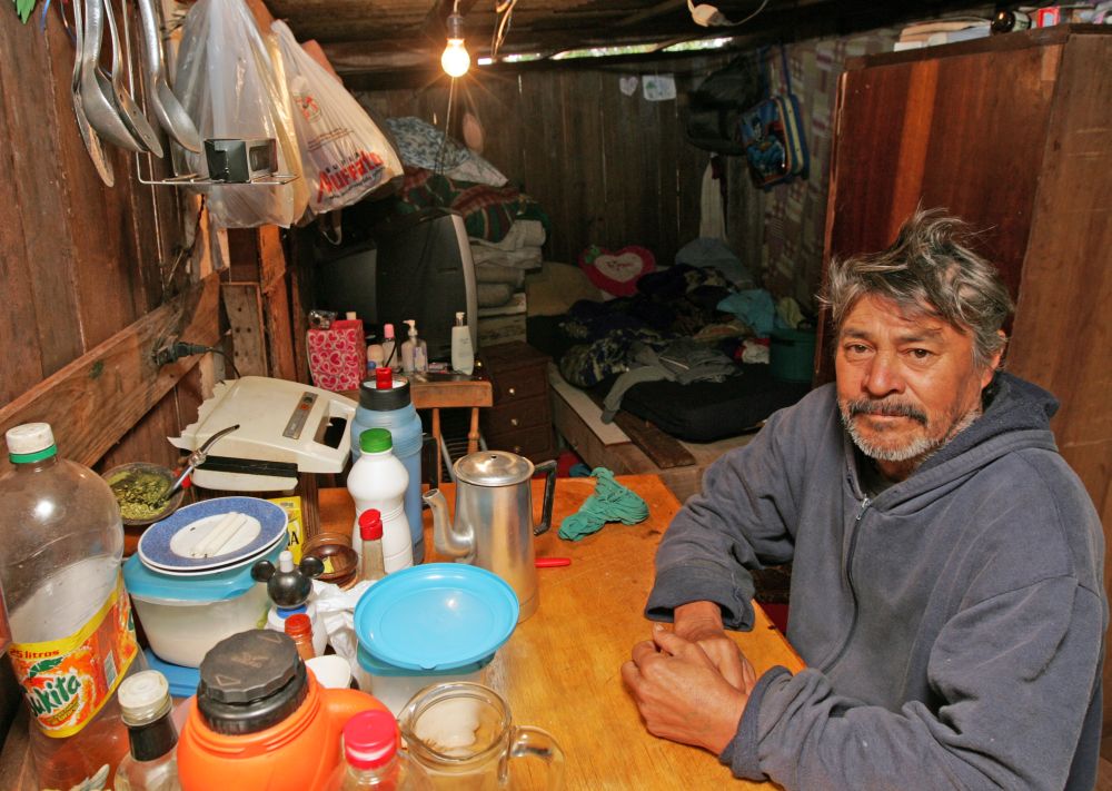 Adão tem quatro filhos, não tem emprego fixo, mora em condição de miséria numa favela e não está incluído no programa do governo federal | Christian Rizzi / Gazeta do Povo