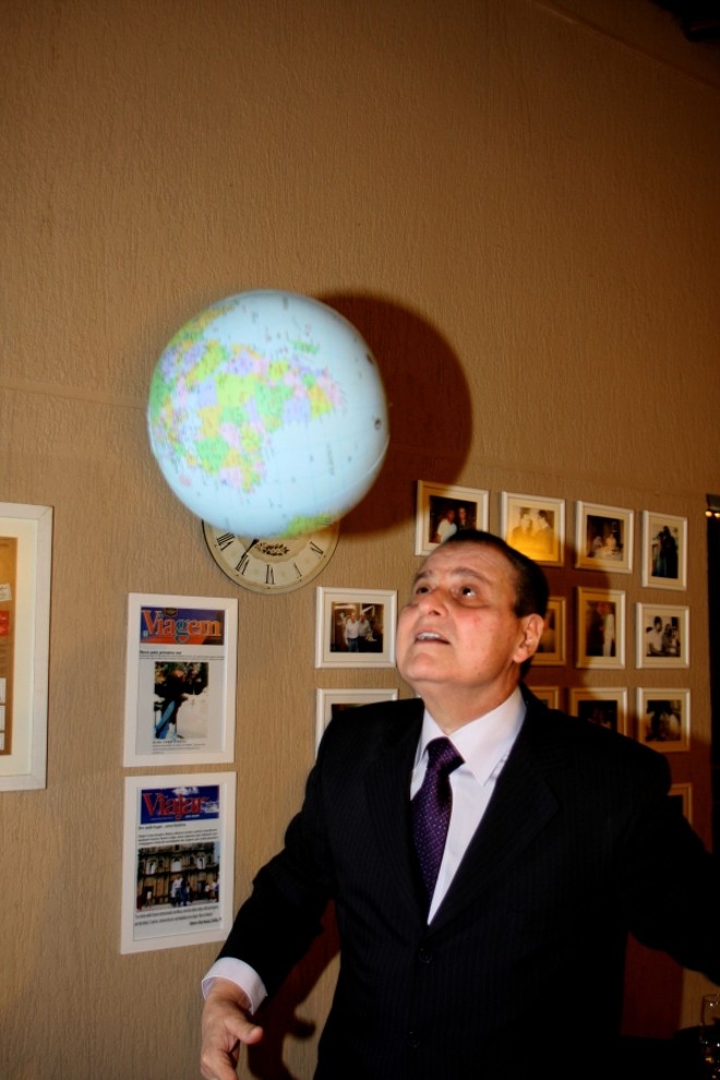 Na foto, o viajante brinca com um globo levado por um amigo |