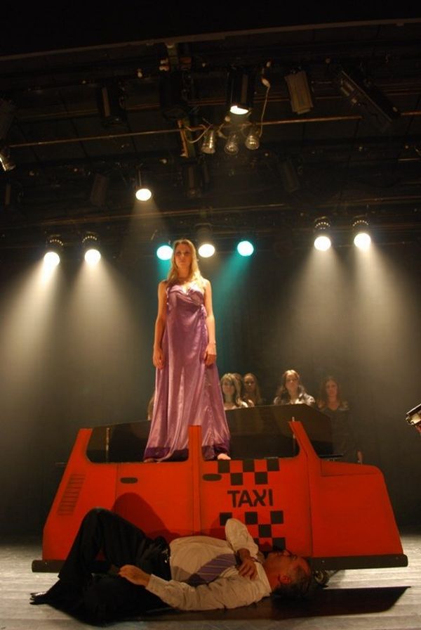 Luiza Scheide (no alto): lenda urbana no palco do Lala | Divulgação