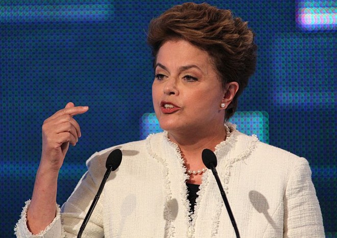 Dilma: roupa chique no debate. |