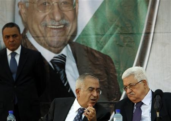 Presidente da Autoridade Palestina, Mahmoud Abbas, à direita, ouve o premiê Salam Fayyad durante cerimônia em Ramallah. Abbas disse que conversas de paz diretas com Israel poderão ser retomadas | REUTERS/Mohamad Torokman