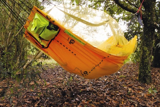 A Relax Pack é uma mochila que se transforma em rede com mosquiteiro e tem até espaço para levar um laptop |