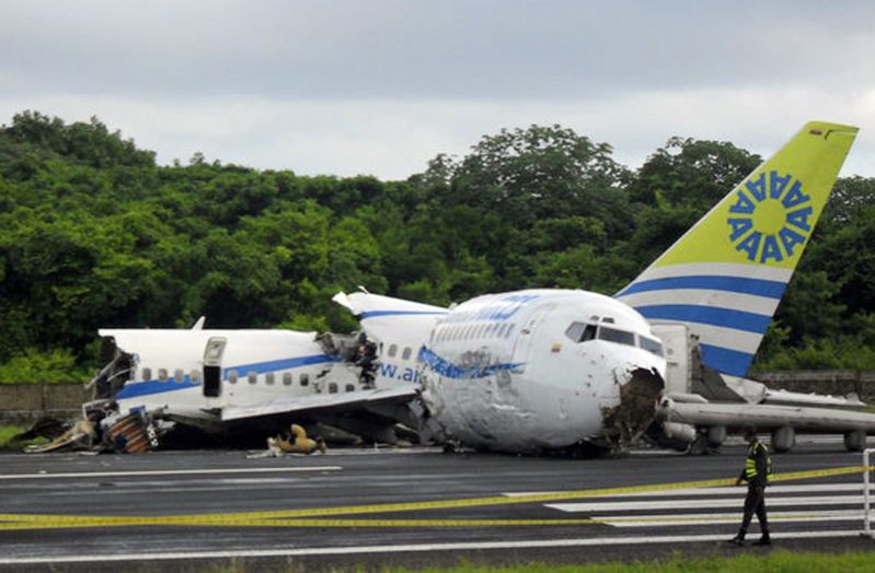 O avião se partiu em três partes | Stringer/Reuters