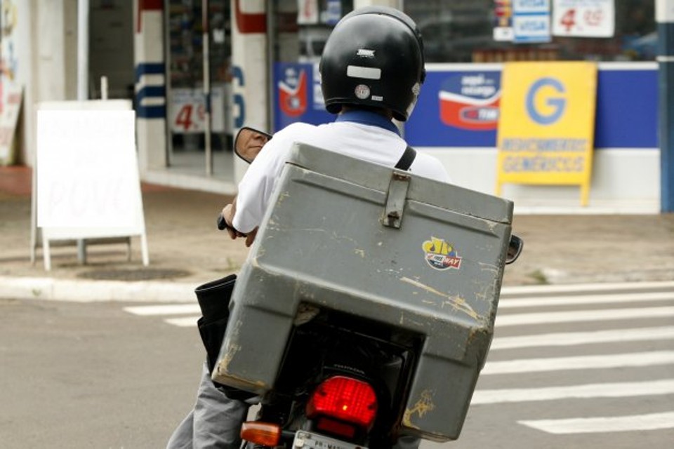 A atividade do motofretista ainda é menos regulamentada do que a de mototaxista. A pesquisa constatou que apenas 488 cidades do país 19 do Paraná - possuem lei municipal sobre a matéria | Divulgação - PMM