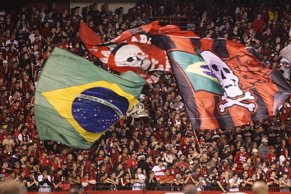 Torcedores do Atlético no jogo de ontem, na Arena: estádio corre risco de perder a Copa | Daniel Castellano/ Gazeta do Povo