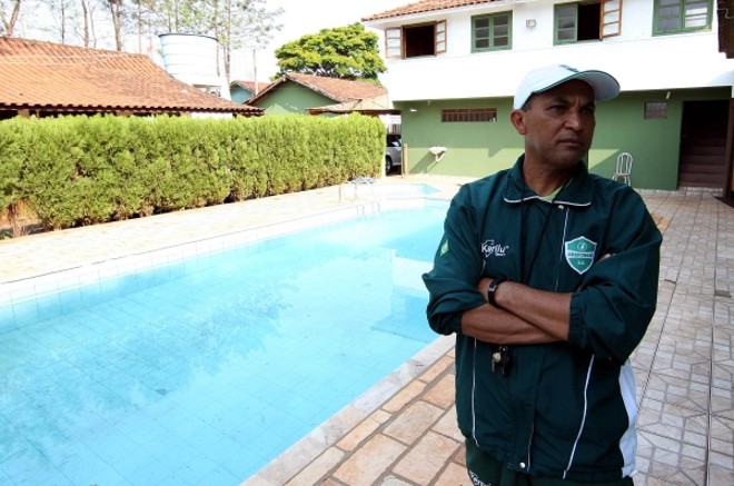 Lio Evaristo na sede (com piscina) do Arapongas: time prepara festa hoje |