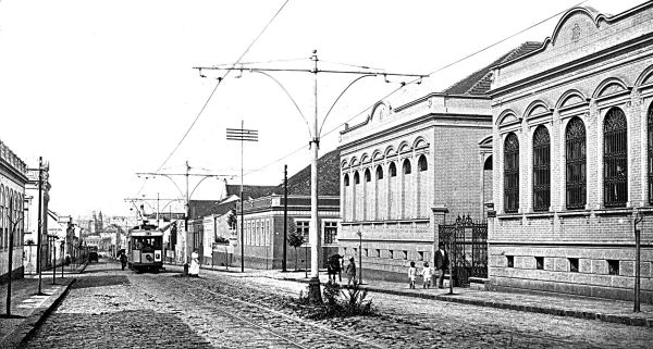 Rua Comendador Araújo, esquina com Brigadeiro Franco, em 1915. À direita, aparece o antigo Museu David Carneiro e a Hervateira Americana. O bonde elétrico tinha duas linhas de ida e volta para o Batel |