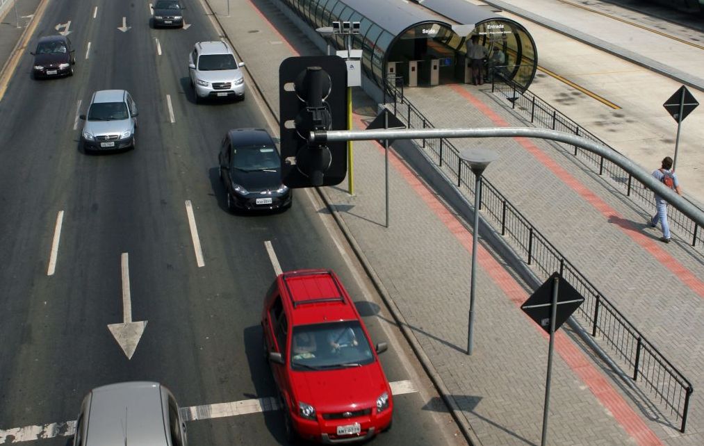 Em quatro anos, recursos destinados a obras exclusivas para ônibus foram 87% menor que os aportados no sistema viário | Priscila Forone / Gazeta do Povo