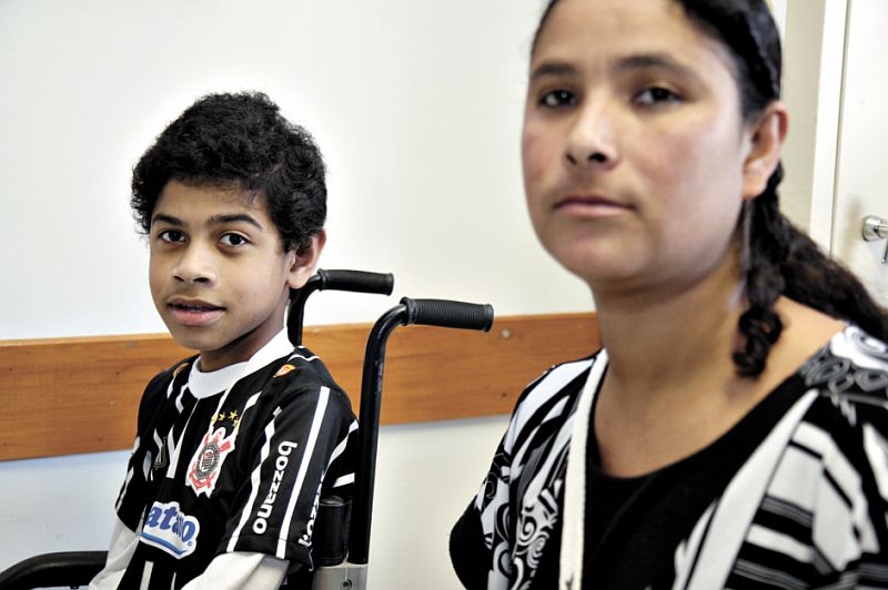 Rosicléia está satisfeita com o desenvolvimento do filho Carlos Henrique, que tem uma professora só para acompanhá-lo, mas teme a ida para a 5ª série | Fotos: Henry Milleo/Gazeta do Povo