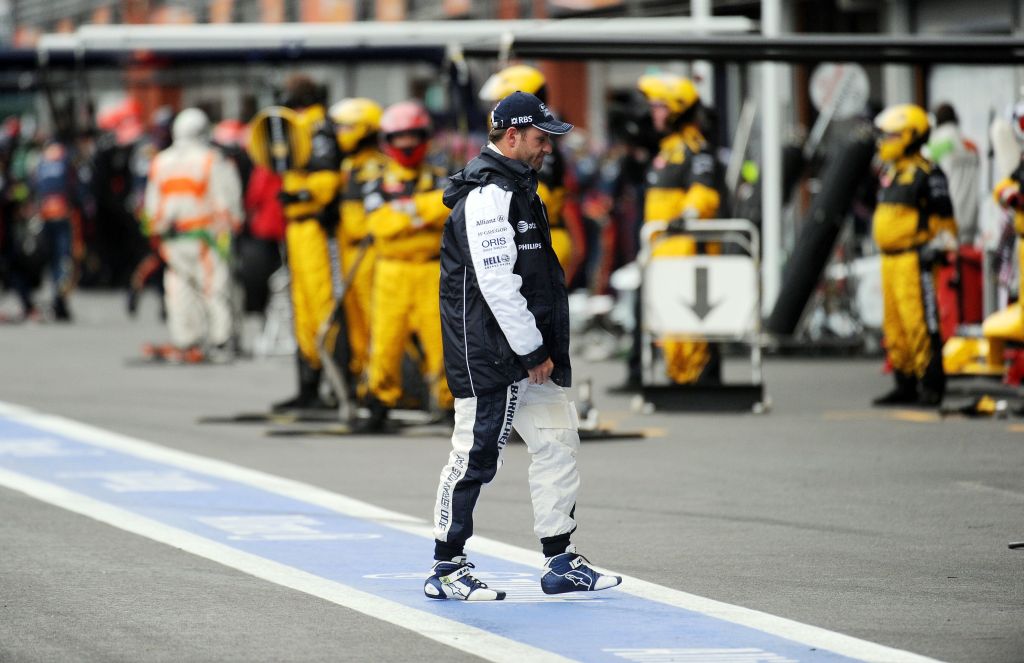 Rubinho entra nos boxes desolado. Brasileiro fazia a corrida número 300 na F1, mas fracassou na primeira volta | Fred Dufour/ AFP