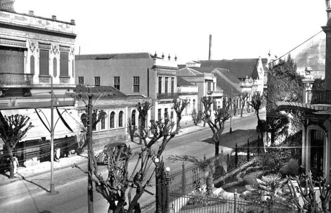 Foto feita do jardim do palacete Weiss, aparecendo a Comendador Araújo e a Casa Glaser, na esquina, do outro lado da via. Foto de 1938 |