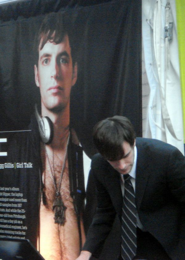 Gillis, em apresentação nos EUA: composições com trechos de outros artistas | Mathew Hickey/Creative Commons