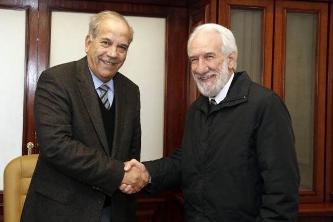 Oriovisto Guimarães (à esq.), presidente do Grupo Positivo, cumprimenta o presidente do Sistema Fecomércio, Darci Piana, após a assinatura do protocolo de intenções para a construção do hotel-escola na Universidade Positivo |