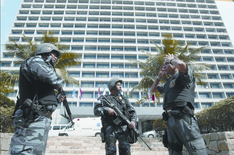 Policiais cercaram o Hotel Intercontinental, em São Conrado, zona sul do Rio de Janeiro. Duas horas de negociação para liberação de 35 reféns | Marcos Antônio Cavalcanti/Agência Oglobo