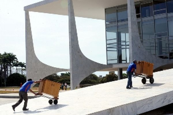 Homens carregam móveis para o Palácio do Planalto desde a semana passada | Fabio Pozzebom / Agência Brasil
