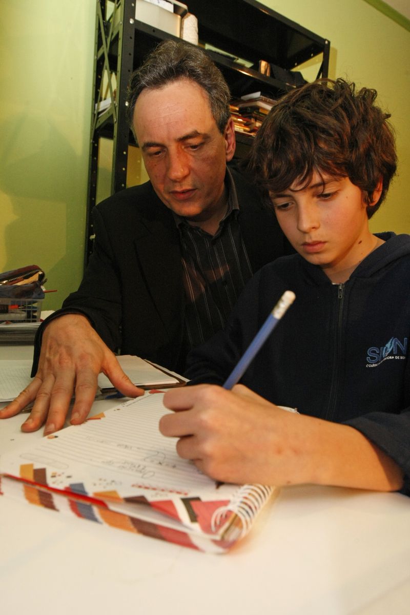 João com o pai Vicente: sem pressão em casa para superar as notas baixas | Marcelo Elias/Gazeta do Povo