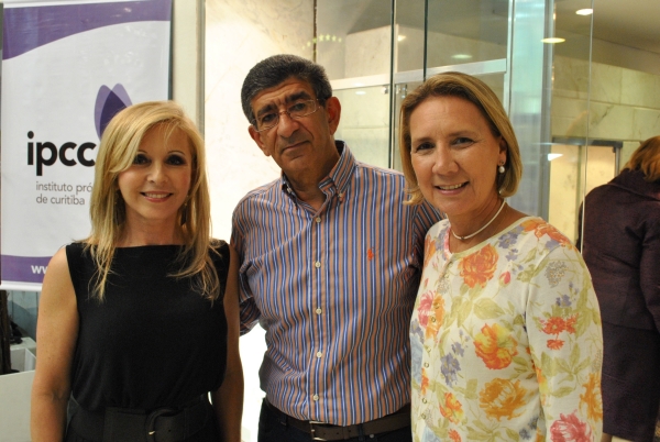 Celine e Tufy Geara (ambos à esq.) com a presidente do Instituto Pró-Cidadania de Curitiba (IPCC), Helena Pereira Oliveira, no lançamento da coleção Brilho do Bem, nesta terça-feira no Shopping Crystal. O evento foi em prol do IPCC | Emanoel Caldeira