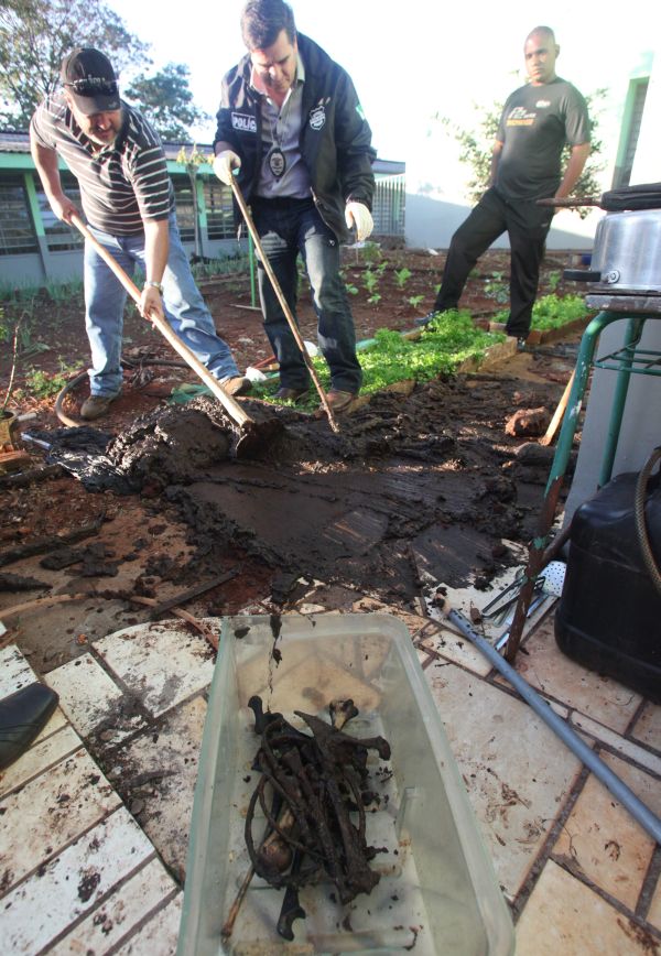 Policiais civis vasculham cova rasa em que zelador escondeu restos mortais | Dirceu Portugal/ Gazeta do Povo